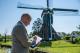 Man in het weiland